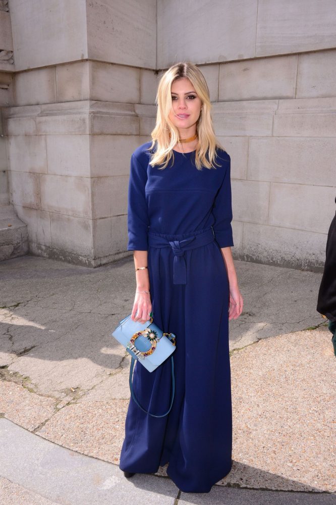 Lala Rudge usa Miu Miu Miulady bag em Paris